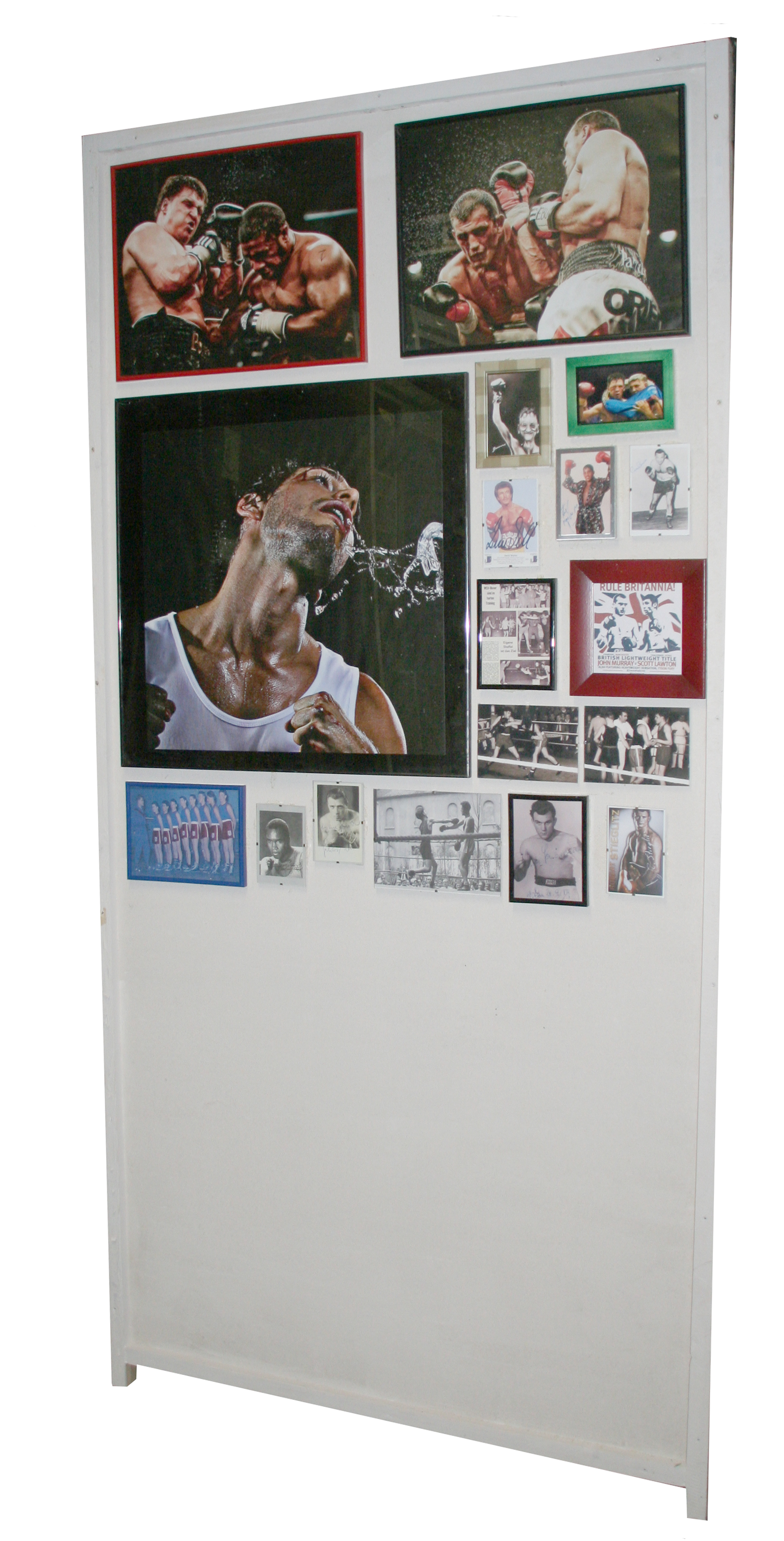 Stellwand Boxen "02" 250 x 125m,  mit 17 gerahmten Bildern